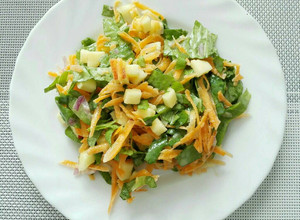 Una foto de Ensalada de Lechuga, Zanahoria y Manzana