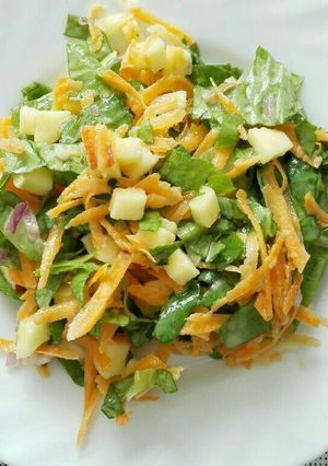 Una foto de Ensalada de Lechuga, Zanahoria y Manzana