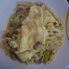 A picture of Simple Noodles with fried egg.