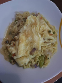 A picture of Simple Noodles with fried egg.