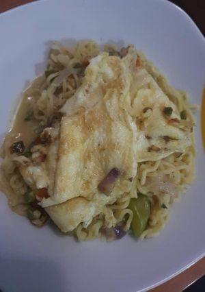 A picture of Simple Noodles with fried egg.