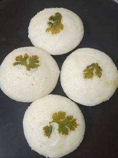 रवा इडली (Rava idli recipe in hindi) रेसिपी मुख्य फोटो