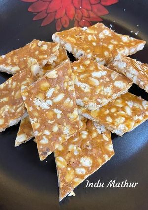 गुड़ मूंगफली चिक्की(Gud Mungfali Chikki recipe in hindi) रेसिपी मुख्य फोटो