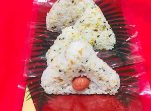 Una foto de Japanense Onigiri con furikake y Umeboshi! (ume)