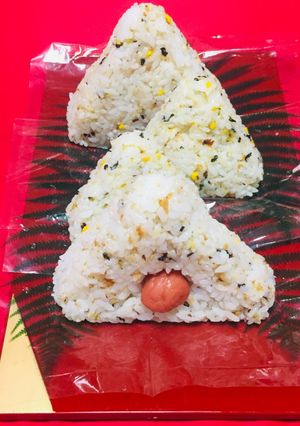 Una foto de Japanense Onigiri con furikake y Umeboshi! (ume)
