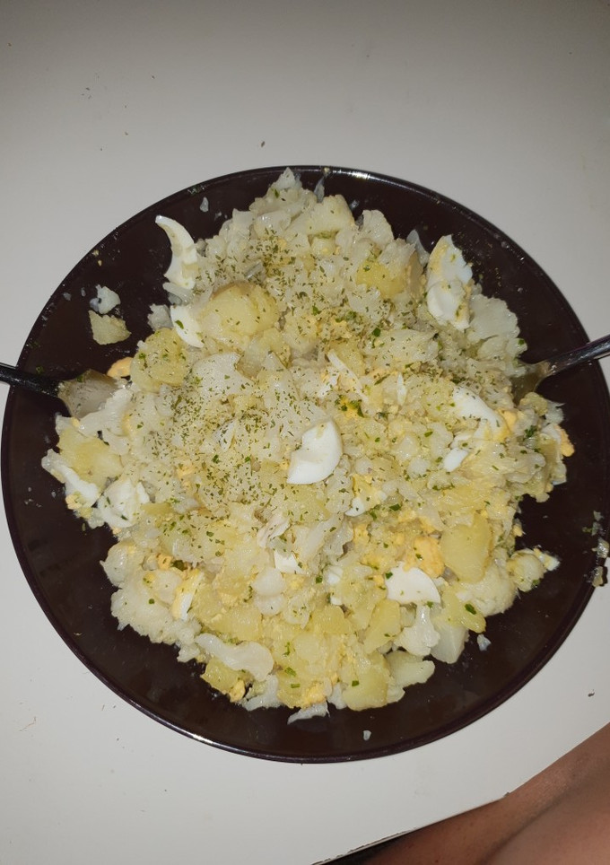 Una foto de Ensalada de coliflor y patata