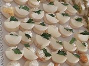 Una foto de cremas para canapes