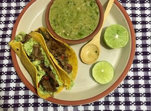 Una foto de Tacos de ternera con salsa verde 🇲🇽