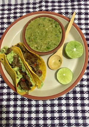 Una foto de Tacos de ternera con salsa verde 🇲🇽