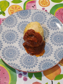 Una foto de Patatas rellenas a los 3 quesos, setas y salsa tomate & trufas
