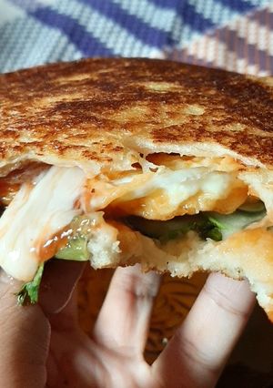 Foto resep Sandwich isi telur sosis with BBQ sauce