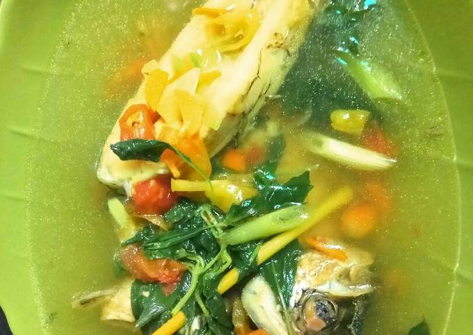 Bagaimana Membuat Gurame bumbu kuning (tanpa minyak) yang Enak