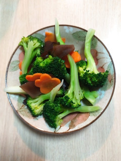 涼拌木耳花椰菜 的食譜成品照片