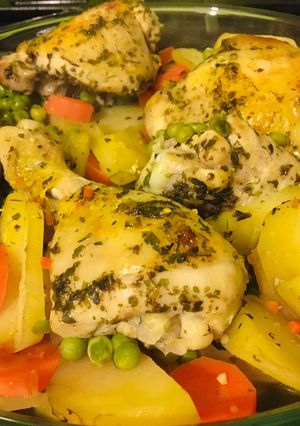 Csirkecombok, zöldségekkel sütőzacskóban sütve 🍗🥔🥕 recept fotója