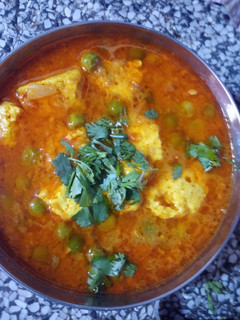 A picture of Matar paneer.