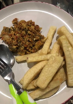 A picture of Fried yam and egg sauce.
