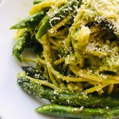 A picture of Linguine Pasta al Pesto e Asparagi.