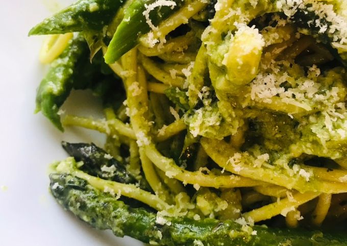 Pasta al Pesto e Asparagi (Pasta with Pesto and Asparagus)