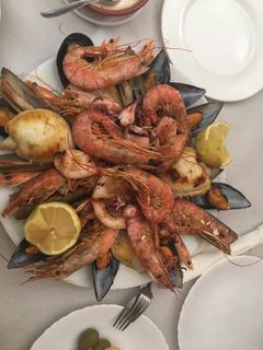 Una foto de Mariscada a la plancha con salsa verde