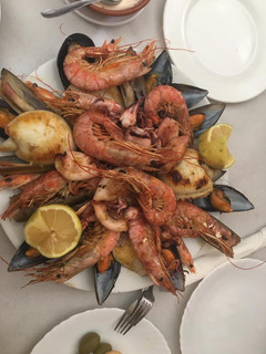 Una foto de Mariscada a la plancha con salsa verde
