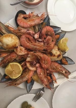 Una foto de Mariscada a la plancha con salsa verde