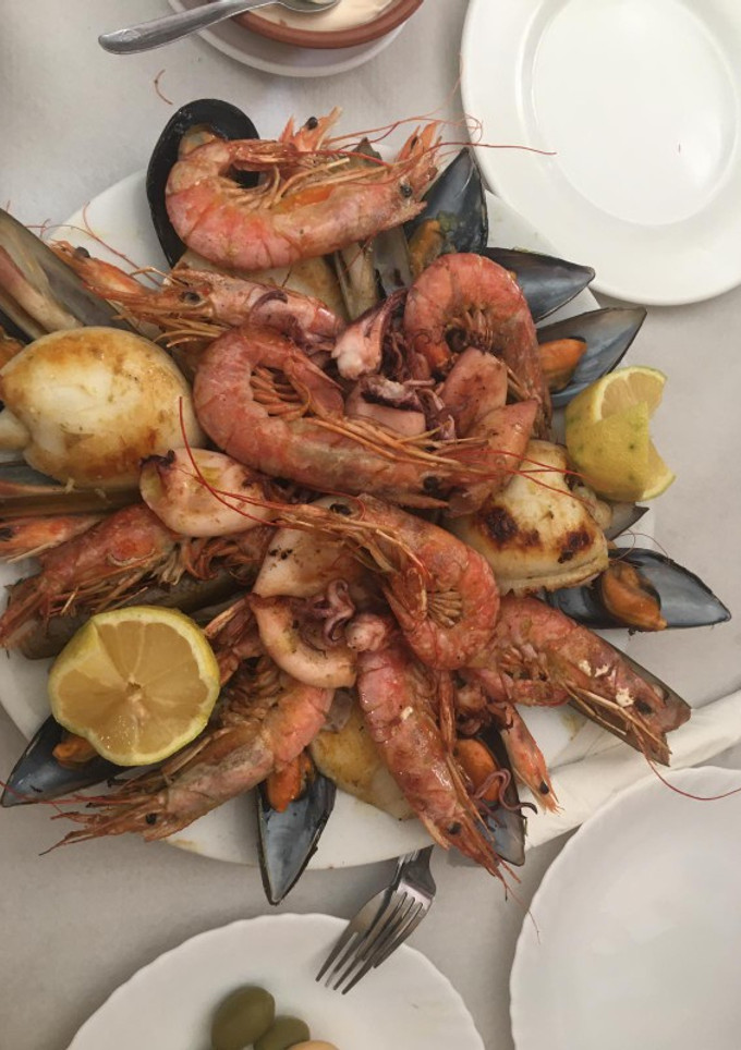 Una foto de Mariscada a la plancha con salsa verde