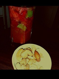 Una foto de Mojito de frutilla con maní surtido