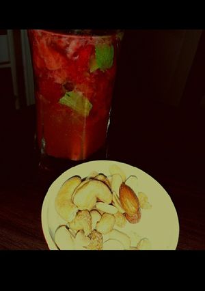 Una foto de Mojito de frutilla con maní surtido