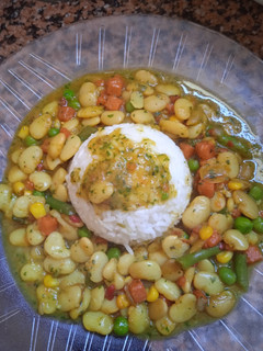 Una foto de Guisito de porotos manteca con vegetales.❤️💛💛💚💙💜