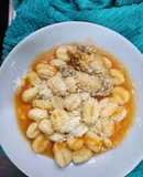 Ñoquis de papa con salsa y alitas de pollo