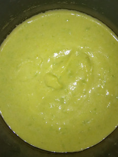 Una foto de Crema de guisantes con huevo y nata