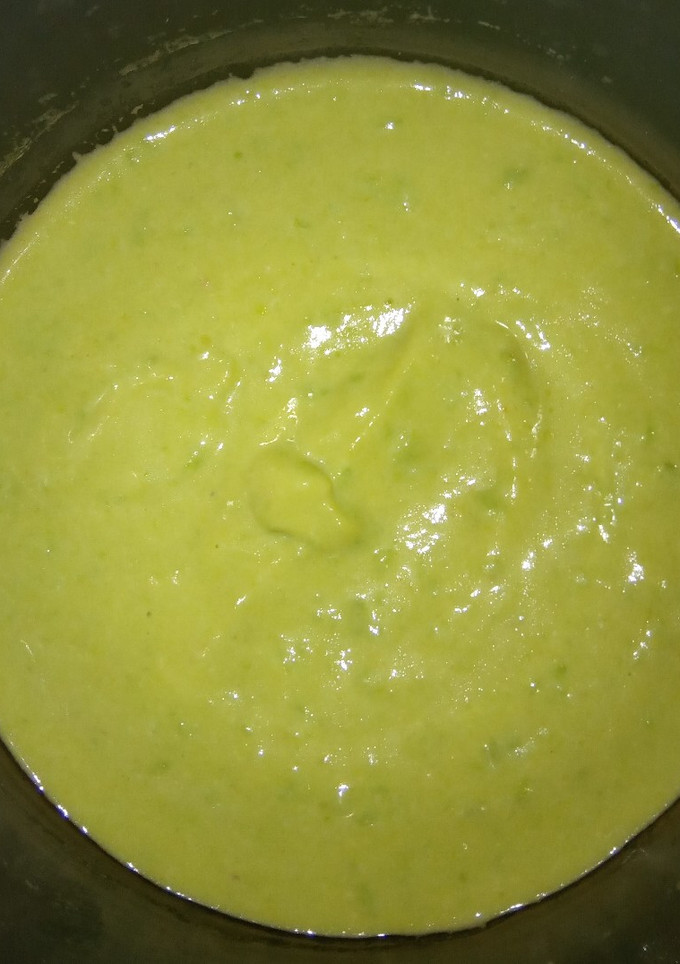 Una foto de Crema de guisantes con huevo y nata