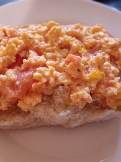 Una foto de Huevos revueltos con tomate