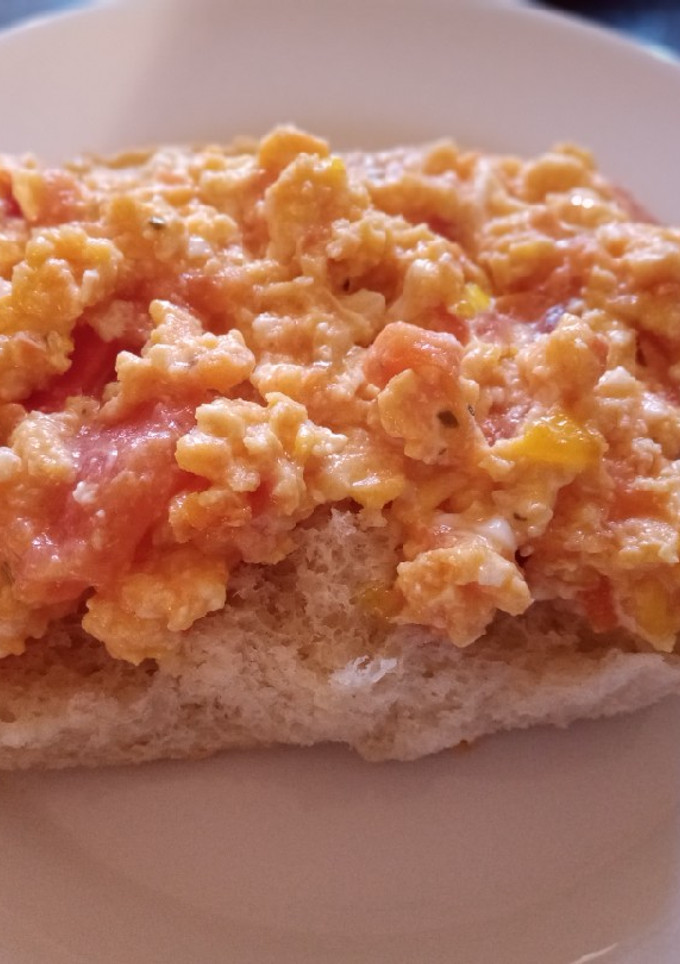 Una foto de Huevos revueltos con tomate