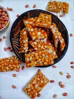 શીંગદાણા ચીક્કી (Shingdana Chikki Recipe In Gujarati) રેસીપી મુખ્ય ફોટો