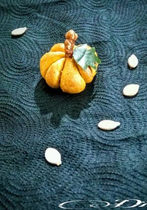 A picture of Stuffed pumpkin buns.