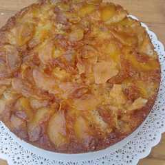 Una foto de Torta de manzanas rojas y caramelo invertida🍎🤗