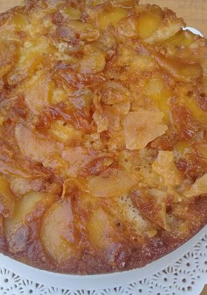 Una foto de Torta de manzanas rojas y caramelo invertida🍎🤗