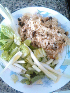 Una foto de Ensalada de arroz con pollo y champiñones