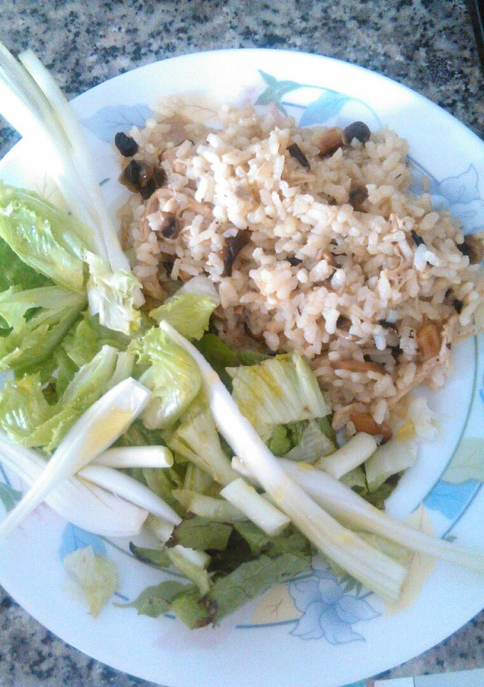 Una foto de Ensalada de arroz con pollo y champiñones
