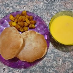 A picture of Aamras puri with quick spicy aalu masala.