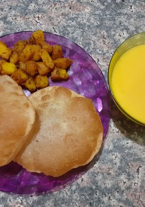 A picture of Aamras puri with quick spicy aalu masala.