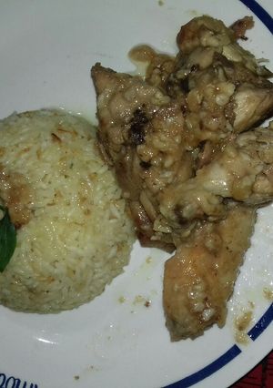 Una foto de Alitas de pollo al ajillo con arroz tostado al ajo