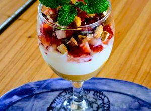 Una foto de Copa de yogur natural de búfala con frutillas y mucho más 🍓estilo "parfait" en versión saludable 🍓