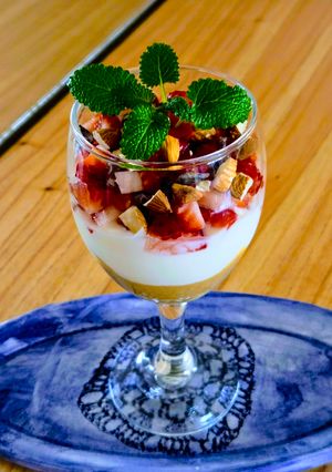 Una foto de Copa de yogur natural de búfala con frutillas y mucho más 🍓estilo "parfait" en versión saludable 🍓