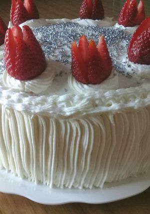 Una foto de Relleno de crema con frutillas🍓🍓🍓