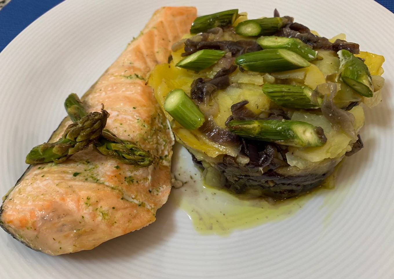 Salmón al horno con patatas