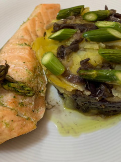 Una foto de Salmón al horno con patatas