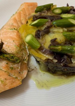 Una foto de Salmón al horno con patatas