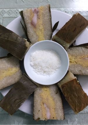 Hình của món Cách bày bánh chưng nhanh gọn, đơn giản, tiện lợi.